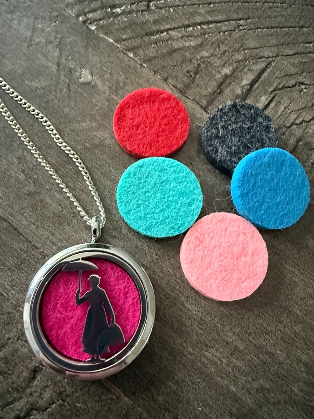 Disney Mary Poppins Silhouette Aromatherapy pendant with changable pads - NWOT - Picture 4 of 4